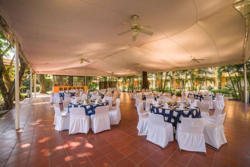 a tent with tables and chairs in a room at Wyndham Garden Guadalajara Expo Plaza del Sol in Guadalajara
