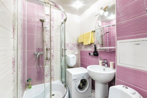 ケメロヴォにあるApartments on Lenina street 51のピンクのバスルーム(トイレ、シンク付)