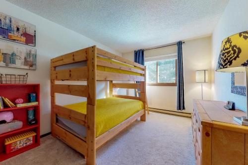 Двухъярусная кровать или двухъярусные кровати в номере Between the Pines