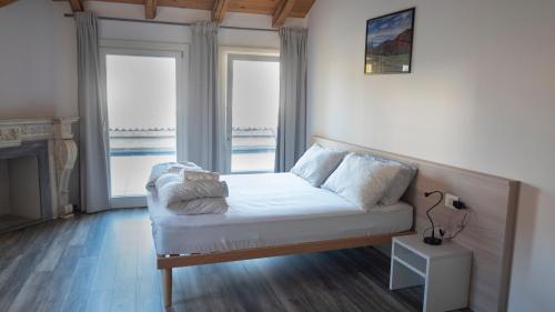 un soggiorno con un divano e due finestre di TrentoApartment a Trento