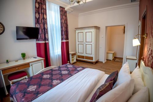 a hotel room with a bed and a couch at Ana Boutique in Alba Iulia