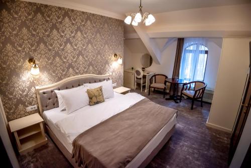 a bedroom with a large white bed in a room at Ana Boutique in Alba Iulia