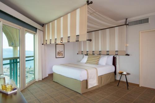 Herods Boutique Eilat a Premium collection by Fattal Hotels tesisinde bir odada yatak veya yataklar