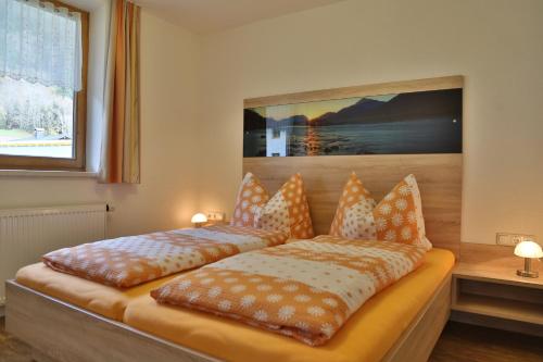 Un dormitorio con una cama con almohadas. en Appartements Schwarzer Adler en Elbigenalp