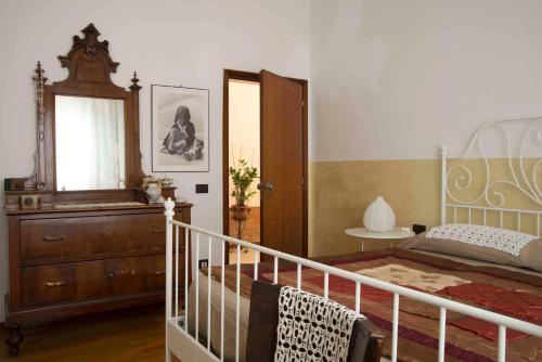 1 dormitorio con 1 cama, vestidor y ventana en L'incrocio - Appartamento turistico en Imola