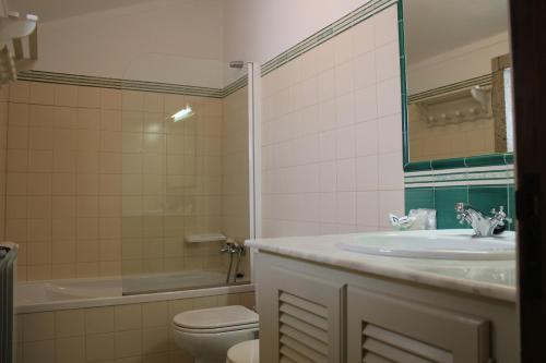 ein Badezimmer mit Waschbecken, Toilette und Badewanne in der Unterkunft Casa do Nato -Turismo Rural in Viana do Castelo