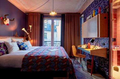 ein Schlafzimmer mit einem Bett und einem Schreibtisch in einem Zimmer in der Unterkunft 25hours Hotel Terminus Nord in Paris