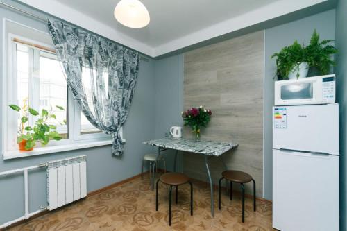 Una pequeña cocina con una mesa y un microondas. en Apartment near Dream Town, en Kiev