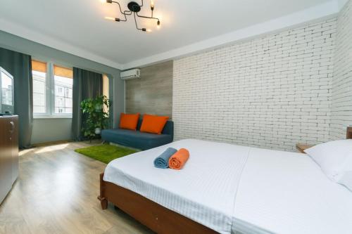 een slaapkamer met een groot wit bed en een bank bij Apartment near Dream Town in Kiev