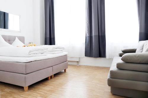 Llit o llits en una habitació de SC 3 Cozy Family & Business Flair welcomes you - Rockchair Apartments