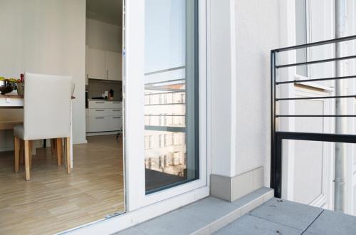 SC 03 by ROCKCHAIR Apartments l SUPERHOST Status l 2 Bedrooms Boxspringbeds Balcony Elevator - Cozy Family & Business Flair welcomes you! photo 11