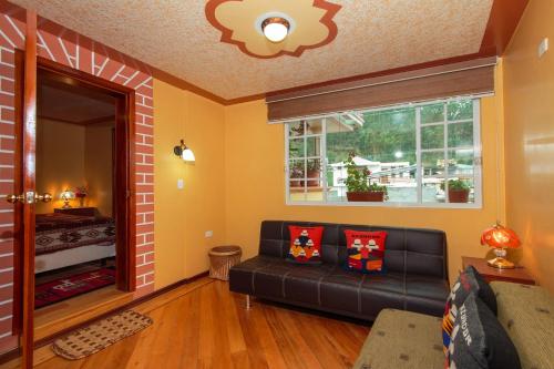 a living room with a couch and a window at Casa de Luis in Otavalo