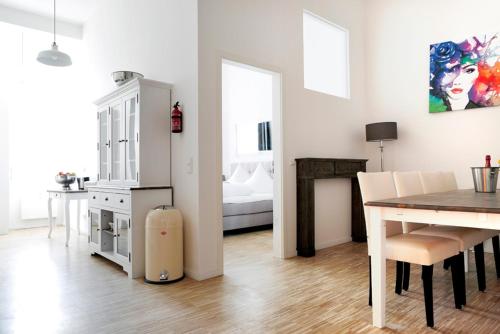 SC 04 by ROCKCHAIR Apartments l SUPERHOST Status l 4 Bedrooms Boxspringbeds 2 Bathrooms Balcony Elevator - Cozy Family & Business Flair welcomes you! photo 11