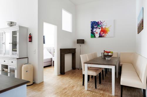 SC 04 by ROCKCHAIR Apartments l SUPERHOST Status l 4 Bedrooms Boxspringbeds 2 Bathrooms Balcony Elevator - Cozy Family & Business Flair welcomes you! photo 10