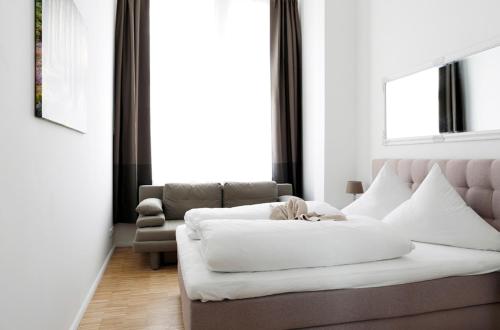 SC 04 by ROCKCHAIR Apartments l SUPERHOST Status l 4 Bedrooms Boxspringbeds 2 Bathrooms Balcony Elevator - Cozy Family & Business Flair welcomes you! photo 6