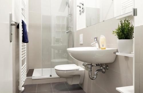 SC 04 by ROCKCHAIR Apartments l SUPERHOST Status l 4 Bedrooms Boxspringbeds 2 Bathrooms Balcony Elevator - Cozy Family & Business Flair welcomes you! photo 9