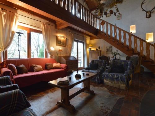 sala de estar con sofás, mesa y escaleras en Amazing Chalet in Stavelot with Garden en Stavelot