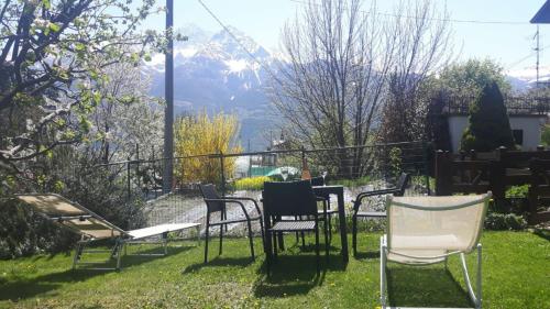 a group of chairs and tables in a yard at Casa Vacanze Germano in Aosta