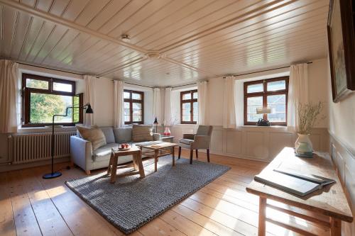 een woonkamer met een bank en een tafel bij Hotel & Restaurant Linde in Münstertal