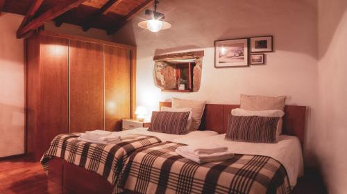 a bedroom with two beds with towels on them at Casa Miriam in Belmonte