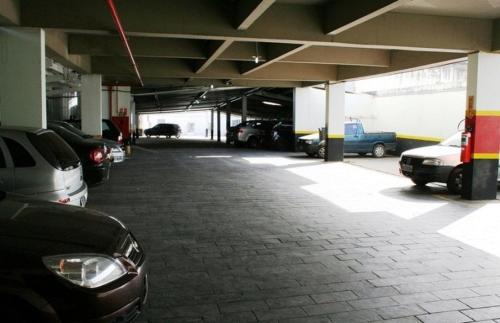 un garaje con coches aparcados en él en Hotel Capriccio São Caetano en São Caetano do Sul