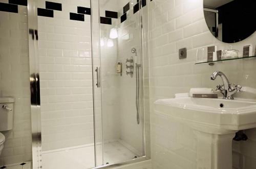 y baño con ducha y lavamanos. en Maison D'Anthouard en Écully