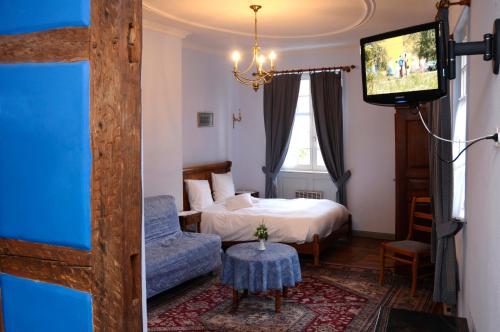 Кровать или кровати в номере La Cour du Bailli Suites & Spa