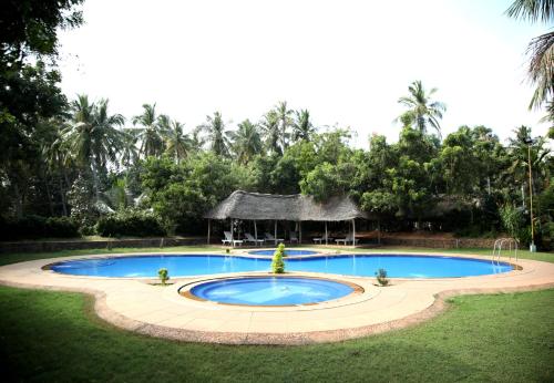 una piscina en medio de un patio en Prince Park, en Pondicherry