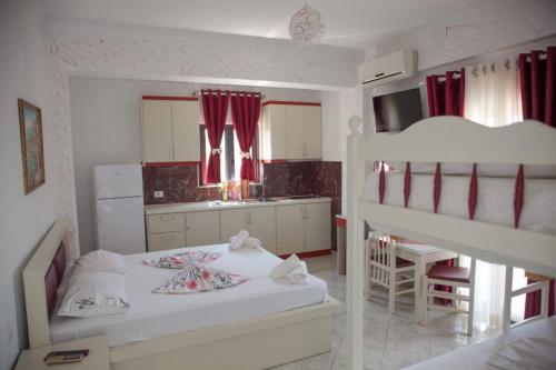 Ein Bett oder Betten in einem Zimmer der Unterkunft Poseidon Hotel Ksamil