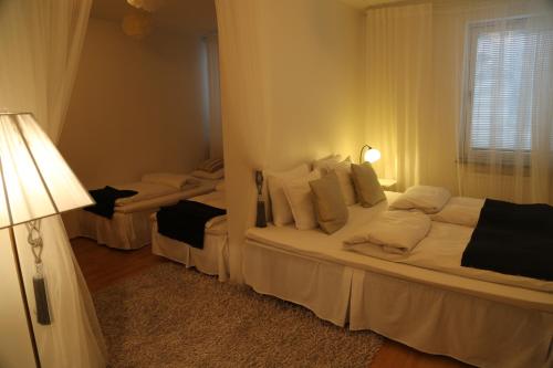 Tempat tidur dalam kamar di Vingåker Hotell