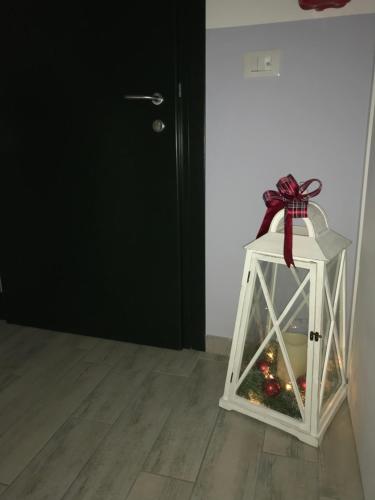 a lantern with a bow on it with a christmas ornament at Casa Mara in Chioggia
