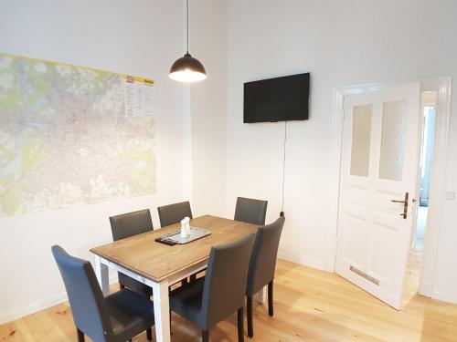 LANG Re by ROCKCHAIR Apartments l SUPERHOST Status l 2 Bedrooms Boxspringbeds in City Center - Cozy Family & Business Flair welcomes you! photo 6