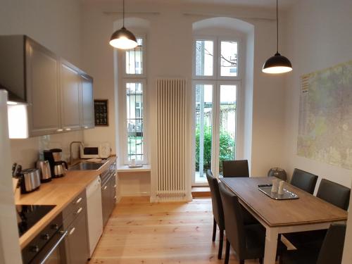 LANG Re by ROCKCHAIR Apartments l SUPERHOST Status l 2 Bedrooms Boxspringbeds in City Center - Cozy Family & Business Flair welcomes you! photo 5