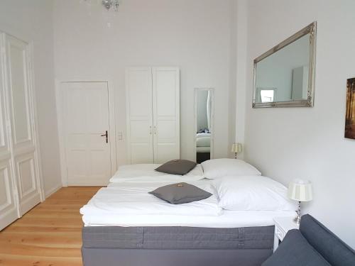 LANG Re by ROCKCHAIR Apartments l SUPERHOST Status l 2 Bedrooms Boxspringbeds in City Center - Cozy Family & Business Flair welcomes you! photo 3