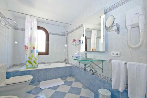 Et badeværelse på Llac Blau - Mediterranean Styled with Pool