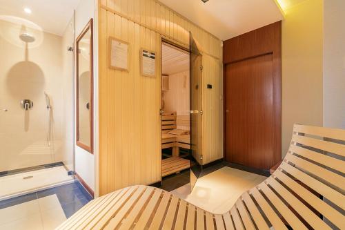 1 dormitorio con 1 cama y ducha a ras de suelo en Apartment with Terrace and Sauna by Grand Apartments, en Sopot
