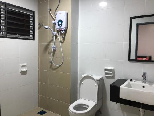 een badkamer met een toilet en een wastafel bij Family homestay in Kuala Selangor