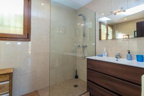 巴古爾的住宿－A-22，带淋浴和盥洗盆的浴室