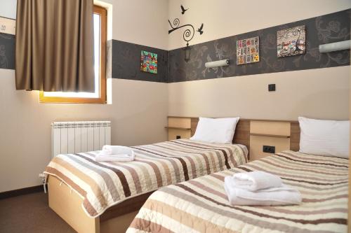 two beds sitting next to each other in a room at Apartman Vlada b14 in Kopaonik