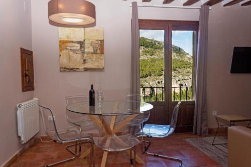 A television and/or entertainment centre at Los Ojos de la Mora Apartamentos Boutique