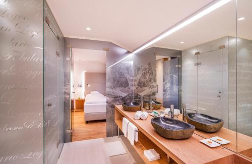 a bathroom with two sinks and a shower at Das Reisch in Kitzbühel
