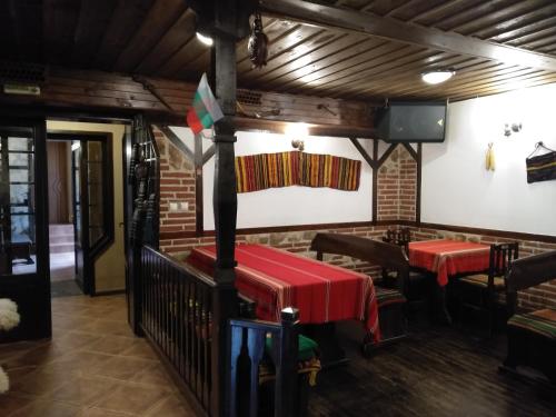 een restaurant met twee tafels en een rode tafelkleed bij Hotel St. George Pobedonosets in Bansko