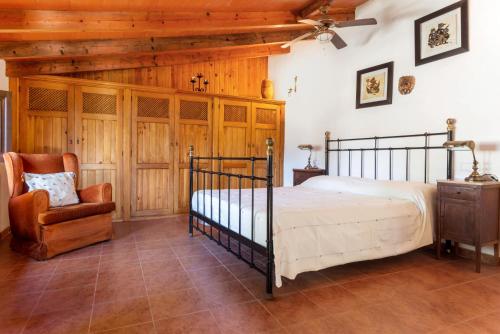 1 dormitorio con 1 cama y 1 silla en Es Serval :) Relax and Sports, en Alcudia