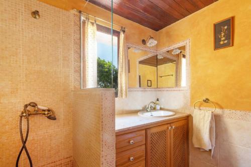 アルクーディアにあるEs Serval :) Relax and Sportsの洗面台と鏡のあるバスルーム