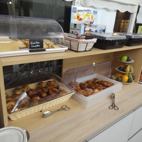a bakery counter with lots of different types of pastries at Logis Hôtel Notre-Dame - restaurant ouvert midi et soir sauf dimanche soir in Danne-et-Quatre-Vents