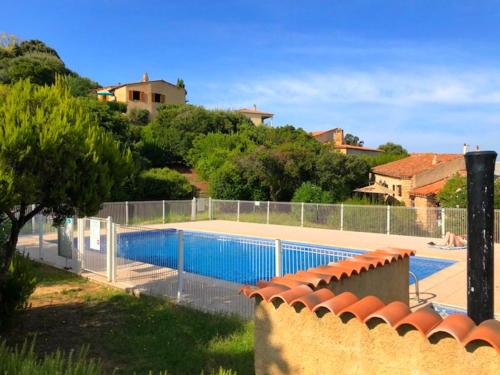 une piscine devant une maison dans l'établissement Villa propriano, à Propriano