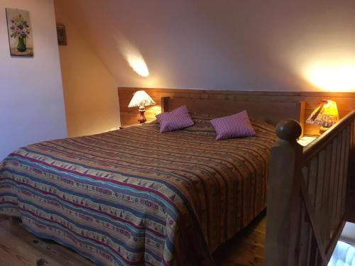 a bedroom with a large bed with purple pillows at Bladelijn in Lampernisse