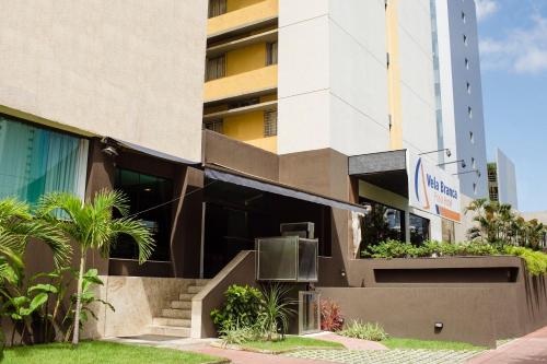 un edificio con escaleras y plantas delante de él en Rede Andrade Vela Branca, en Recife