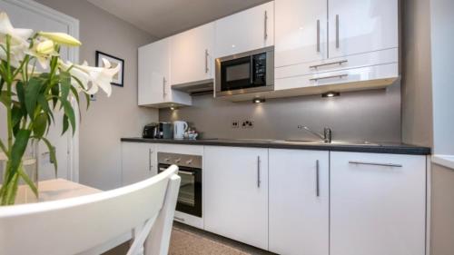 Kuchyň nebo kuchyňský kout v ubytování Cheshire Hospitality Ltd Trading As Lennox Lea Studios and Apartments