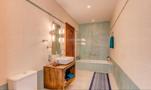 Ένα μπάνιο στο Villa Beniarres Guest House B&B in Moraira